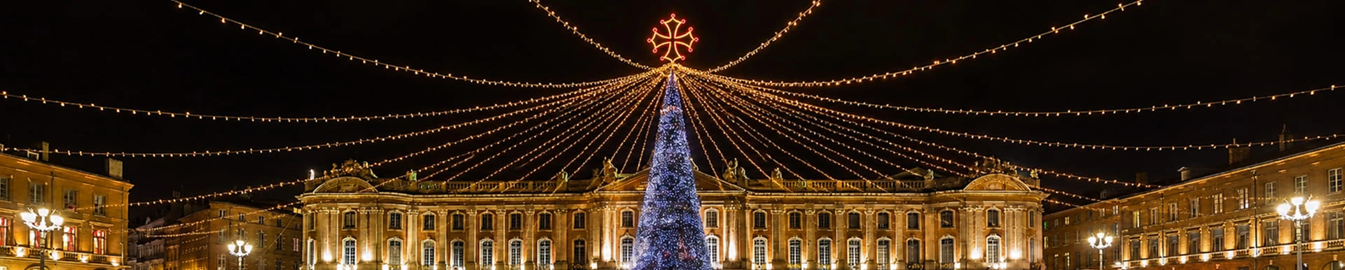 Place Capitole avec sapin géant illuminé